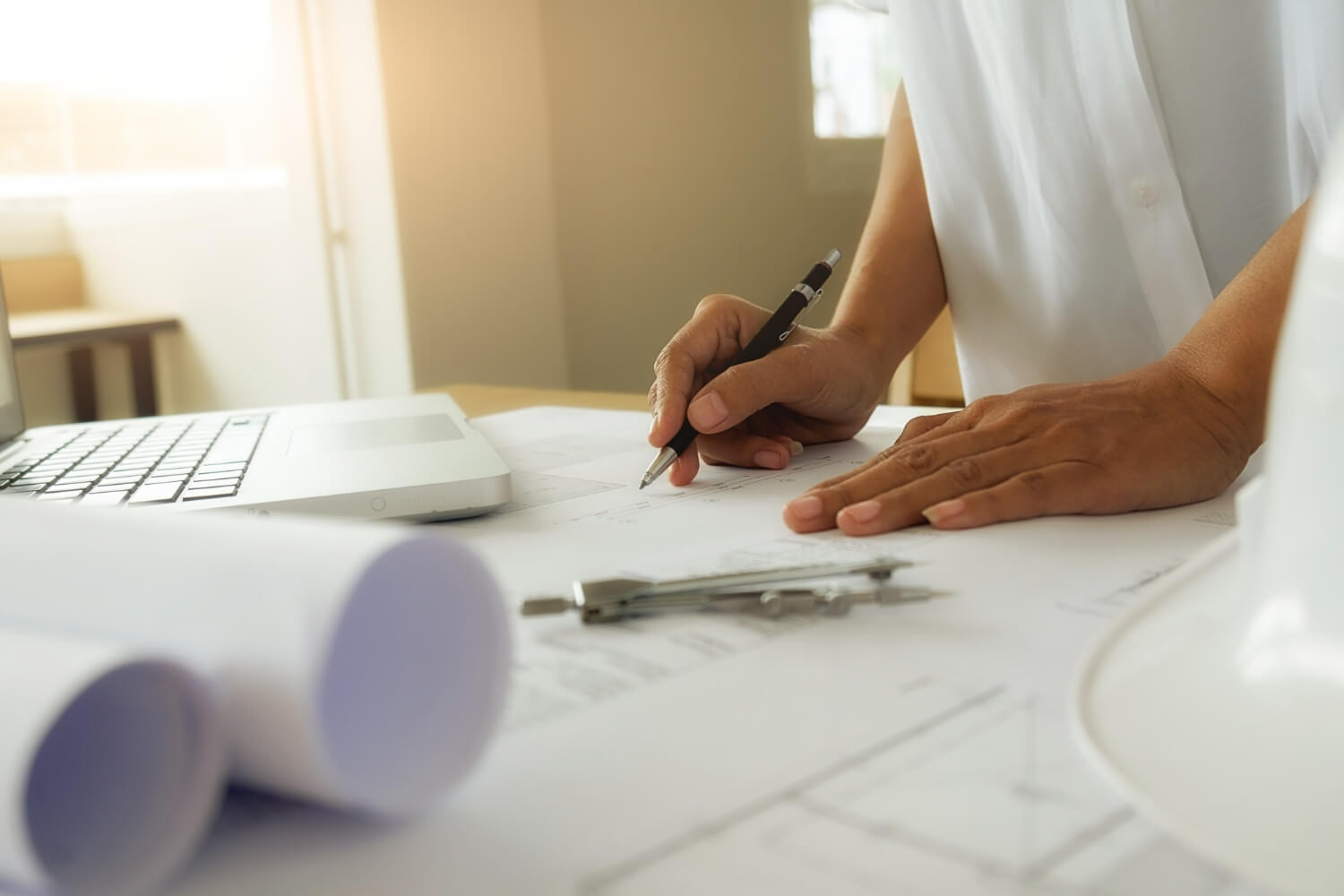 מהשרטוט ועד ההתקנה: ליווי מלא לאדריכלים בבחירת דלתות חכמות